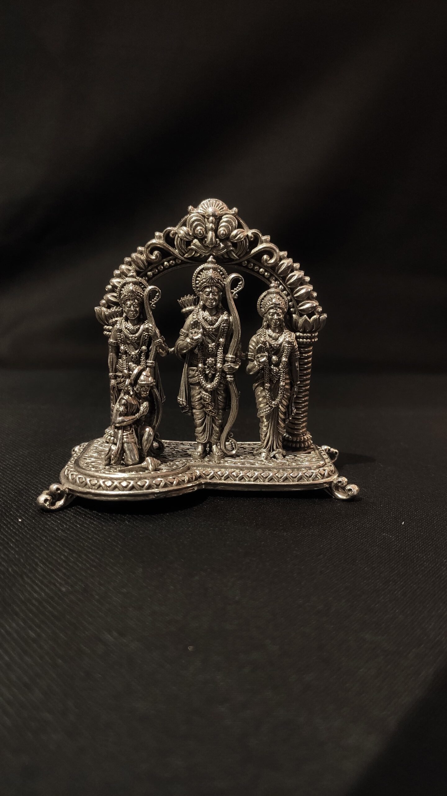 23L3525 Exquisite Pure Silver Ram Darbar Idol with Prabhavali Arch – Handcrafted Lord Ram, Sita, Lakshman, and Hanuman Statue for Home Puja & Auspicious Gifting - Image 1